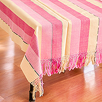 Baumwolltischdecke, „Radiant Rose“ – handgewebte, gestreifte Tischdecke aus rosa und gelber Baumwolle mit Fransen