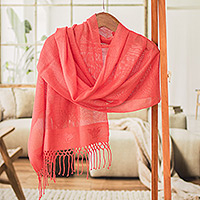 Rayon-Schal, „Pink Blooming“ – Handgewebter, floraler, rosafarbener Rayon-Schal mit Fransen
