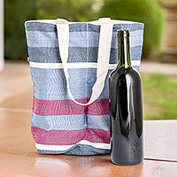 Weinflaschentasche aus Baumwolle, „Cheers to Me“ – handgewebte, gestreifte, blau-weiße und rosa Weinflaschentasche aus Baumwolle