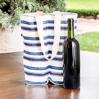 Weinflaschentasche aus Baumwolle, „Cheers to Us“ – handgewebte, gestreifte Weinflaschentasche aus Baumwolle in Blau und Weiß