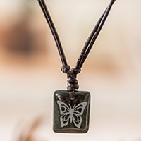 Jade-Anhänger-Halskette, „Freedom Flutter“ – handgeschnitzte Jade-Anhänger-Halskette mit Schmetterlingsmotiv
