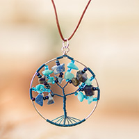 Halskette mit Anhänger aus Jaspis und Quarz, „Welt des blauen Jaspis“ – runde Halskette mit Anhänger aus blauem Jaspis und Quarz mit Baummotiv