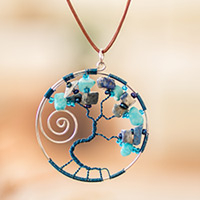 Halskette mit Anhänger aus Jaspis und Quarz, „Love Your Dreamy Nature“ – Halskette mit Anhänger aus blauem Jaspis und Quarz mit Naturmotiv