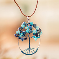 Halskette mit Anhänger aus Jaspis und Quarz, „Wald in Blau“ – ovale Halskette mit Anhänger aus blauem Jaspis und Quarz mit Baummotiv