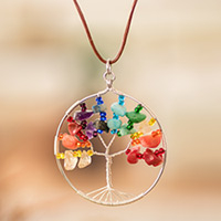 Halskette mit Anhänger aus mehreren Edelsteinen, „Rainbow World“ – runde Halskette mit Anhänger aus mehreren Edelsteinen mit Baummotiv