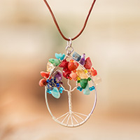 Halskette mit Anhänger aus mehreren Edelsteinen, „Wald im Regenbogen“ – ovale Halskette mit Anhänger aus mehreren Edelsteinen mit Baummotiv