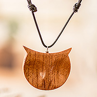 Halskette mit Holzanhänger, „Nachtaktive Eule“ – handgeschnitzte, verstellbare Halskette mit Eulenanhänger aus Zedernholz