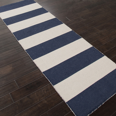 Flachgewebter Teppich mit Streifenmuster - Flachgewebter dunkelblauer und elfenbeinfarbener Streifenteppich aus 100 % Wolle