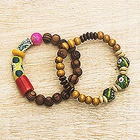 Wood beaded stretch bracelet, 'Colorful Queens' - Sese Wood and Glass Beaded Bracelet