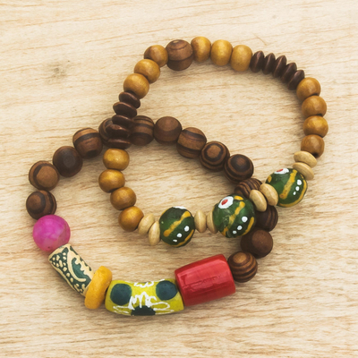 Wood beaded stretch bracelet, 'colourful Queens' - Sese Wood and Glass Beaded Bracelet