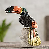 Escultura de ónix y jaspe, 'Toucan Dines' - Escultura de piedra preciosa de ónix y jaspe de pájaro multicolor