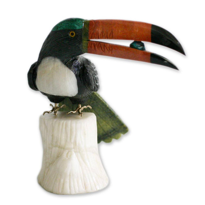 Onyx- und Jaspis-Skulptur, „Toucan Dines“ – Mehrfarbige Vogel-Onyx-Jaspis-Edelsteinskulptur