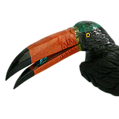 Onyx- und Jaspis-Skulptur, „Toucan Dines“ – Mehrfarbige Vogel-Onyx-Jaspis-Edelsteinskulptur