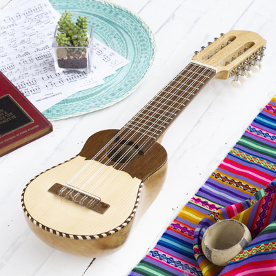 Charango-Gitarre aus Holz - Authentische Anden-Charango-Gitarre und Koffer