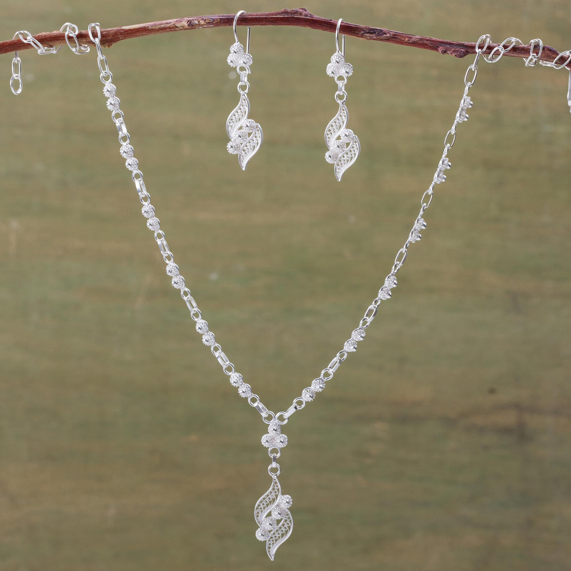 Pendant silver earrings in filigree
