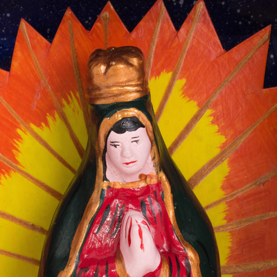 Retablo, 'Jungfrau von Guadalupe' - Religiöse Retablo-Skulptur, handgefertigt in Peru
