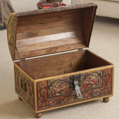 Baúl de madera y cuero. - Cofres coloniales de madera y cuero marrón, muebles hechos a mano.
