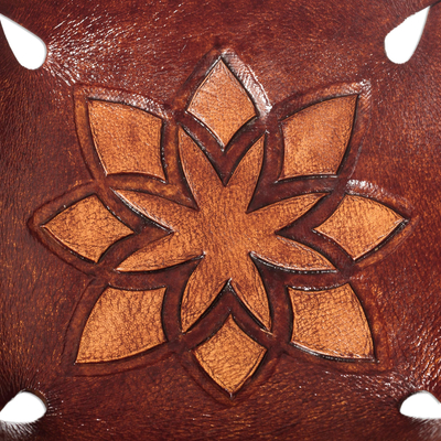 Cajón de cuero - Catchall de cuero trabajado a mano con flores andinas en marrón oscuro