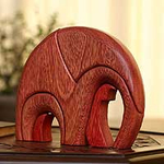 Escultura de elefante de madera hecha a mano de Perú, 'Elefante al atardecer'