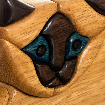 Ishpingo-Holzskulptur - Kunsthandwerklich gefertigte peruanische Katzenskulptur aus Holz