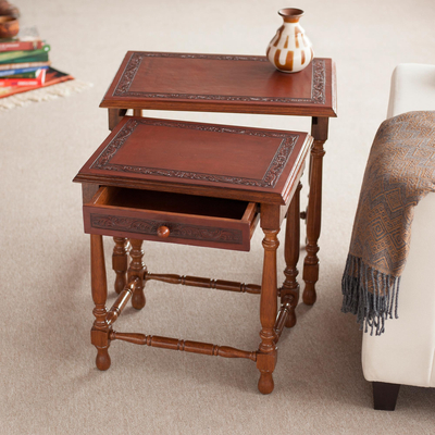 Tische aus Zedernholz und Leder, 'Classic Duo' (Paar) - Traditionelle, in Holz-Zedernholz verschachtelte Tische (Paar)