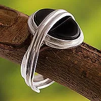 Onyx-Solitärring „In Your Arms“ – Moderner Einzelstein-Onyx-Ring aus Sterlingsilber