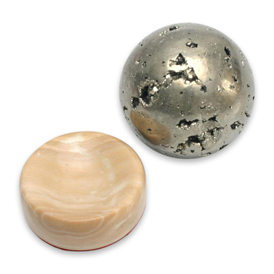 Esfera de pirita - Escultura de piedra preciosa de pirita y base de calcita