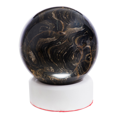 Stromatolith-Kugel, „Pluto“ – geometrische Skulptur aus Stromatolith und Calcit