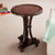 Mesa decorativa de madera y cuero Mohena - Muebles de mesa con acento de cuero de madera colonial único