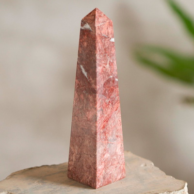 Granatobelisk – Einzigartige rote Obelisk-Skulptur aus Edelsteinen aus Peru