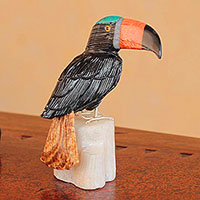 Escultura de ónix y jaspe, 'Tucán colorido' - Escultura de pájaro con piedras preciosas del Perú