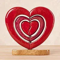 Escultura de madera, 'Heart Trio' - Escultura de arte popular artesanal en forma de corazón para mujeres