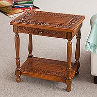 Mesa de madera y cuero, 'Elegancia Andina' - Mesa Auxiliar Tradicional de Madera y Cuero