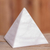 Onyxpyramide - Pyramidenskulptur aus weißem Onyx-Edelstein aus Peru