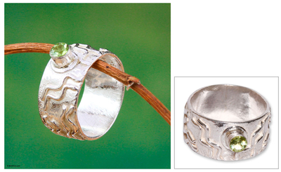 Peridot-Einzelsteinring, „Inkapfade“ – Bandring aus Sterlingsilber und Peridot