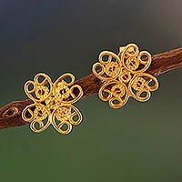 Pendientes flor filigrana baño oro - Pendientes de flores de filigrana chapados en oro hechos a mano.