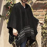 Poncho de mezcla de alpaca para hombre, 'Black Nazca' - Poncho artesanal de mezcla de alpaca con cuello en V para hombre