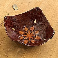 Leder-Catchall, „Caramel Star Tattoo“ – Fair-Trade-Leder-Catchall mit Blumenprägung aus Peru