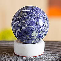 Esfera de sodalita, 'Planeta Tierra' - Esfera de sodalita en soporte de ónix blanco Piedras preciosas naturales