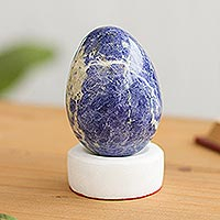 Huevo de sodalita, 'Paz interior' - Huevo de sodalita de piedra preciosa natural en soporte de ónix