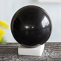 Onyxkugel, „Nachtwelt“ – Kugelskulptur aus schwarzem Onyx auf weißem Calcitsockel