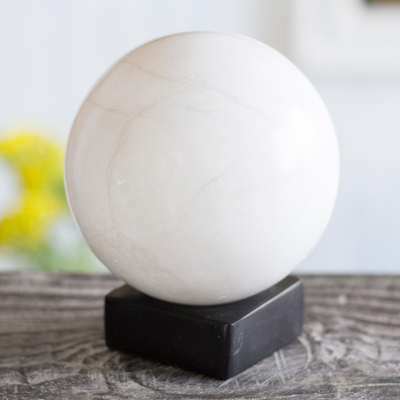 Esfera de ónix - Escultura de esfera de ónix blanco sobre base de ónix negro