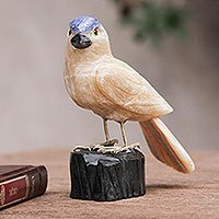 Karamellcalcit-Skulptur, „Spatz der Kreativität“ – Vogelskulptur aus Karamellcalcit auf Onyx-Ständer