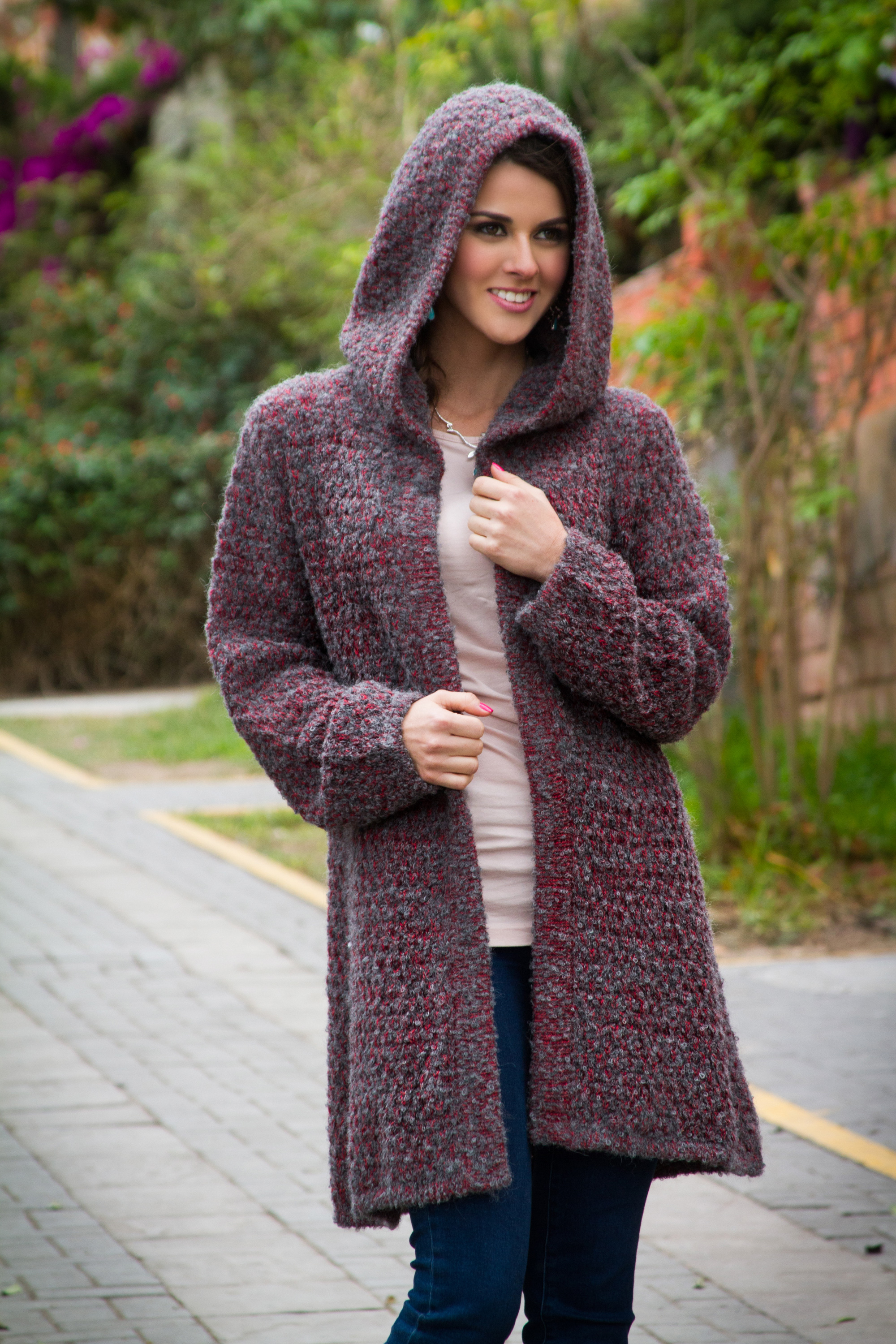 Вязаное пальто с капюшоном