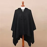 NOVICA Poncho de mezcla de alpaca hecho a mano para hombre con cuello en V  para Perú 'Black Nazca