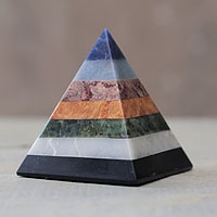Pirámide de piedras preciosas, 'Espiritualidad positiva' - Escultura artesanal de pirámide de siete gemas de los Andes