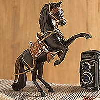 Akzentskulptur aus Zedernholz und Leder, „Stolzes Pferd“ – Pferdeskulptur aus Zedernholz und Leder von Hand geschnitzt