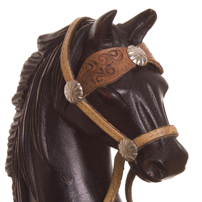 Akzentskulptur aus Zedernholz und Leder - Von Hand geschnitzte Pferdeskulptur aus Zedernholz und Leder
