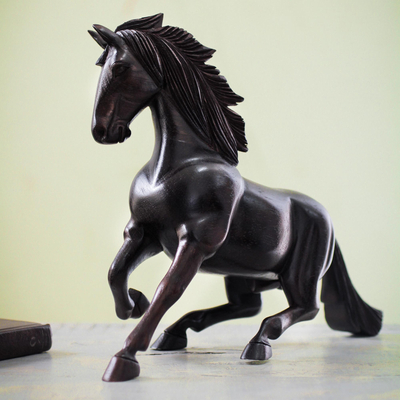 Escultura de madera de cedro. - Escultura de caballo salvaje de madera de cedro tallada a mano