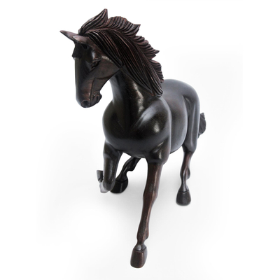 Escultura de madera de cedro. - Escultura de caballo salvaje de madera de cedro tallada a mano